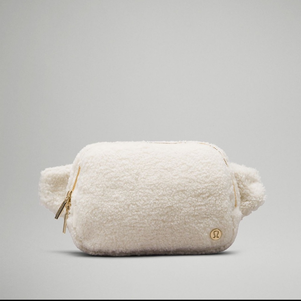Everywhere Belt Bag Large
2L Fleece color white opal/gold